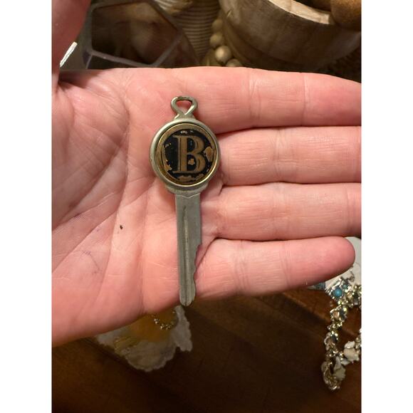 Lot of vintage keys , one is open barrel - Picture 4 of 4